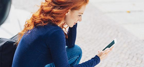 Photo d’une jeune femme avec un téléphone mobile.