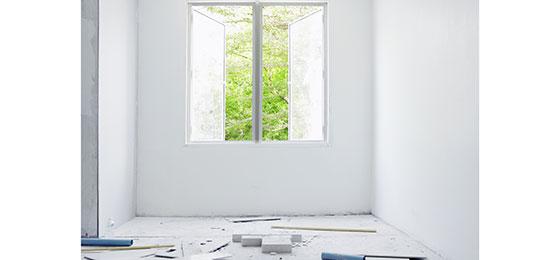 Das Bild zeigt eine Wohnung, die saniert wird.