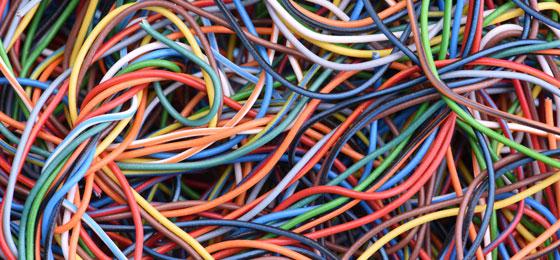 Das Bild zeigt eine Ansammlung alter Strom- und Computerkabel