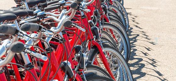 Photo montrant une station de vélos en libre-service.