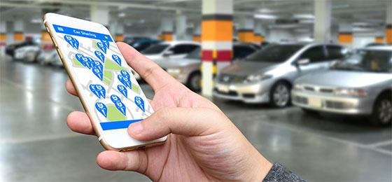 L’image montre un smartphone avec une application d’autopartage.